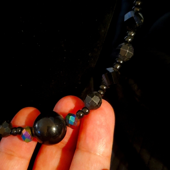 Black beaded necklace - Picture 2 of 5